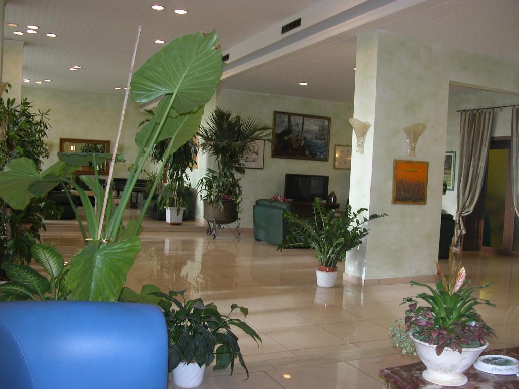 Hotel Calabresi Σαν Μπενεντέτο ντελ Τρόντο Εξωτερικό φωτογραφία