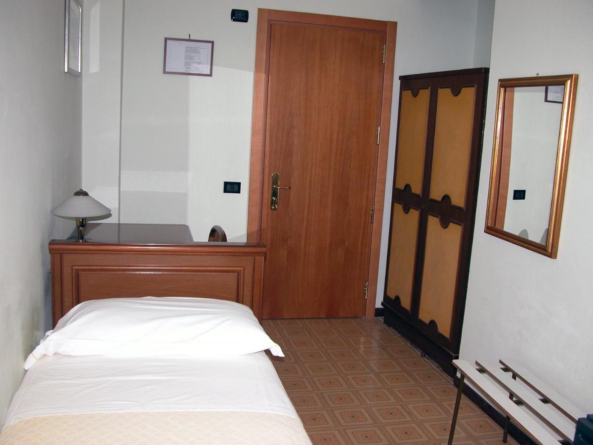Hotel Calabresi Σαν Μπενεντέτο ντελ Τρόντο Δωμάτιο φωτογραφία